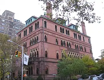 Le Montauk Club (en) est un exemple de ce style situé en dehors de Venise, à Park Slope, New York.