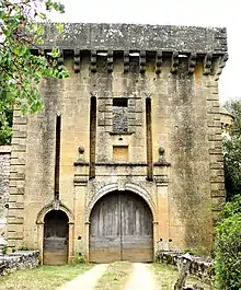 Châtelet d'entrée du château.