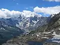 Le versant oriental du mont Rose vu du col, avec au premier plan la station de téléphérique.