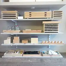 Matériel Montessori dans une classe 3–6 ans.