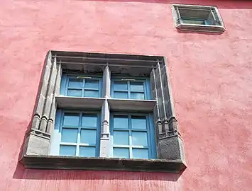 Fenêtre à meneaux de la commanderie hospitalière de Montferrand (XVe&nbsp;siècle).