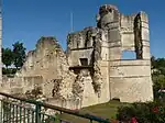Le corps de logis et le donjon vus de l'entrée.