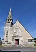 La façade avant et le portail.