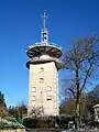 Station hertzienne, à l'emplacement de l'église N.D. de Montmélian démolie en 1794, à l'est de la Tour Carrée. La tour est un ancien phare pour la navigation aérienne.