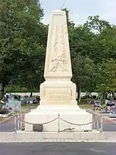 Photographie en couleurs d'un monument en forme de pyramide tronquée portant l'inscription « Aux morts du Ripault ».
