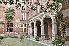 no&nbsp;22 : la galerie de l'ancien hôtel de Pins.