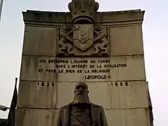 Monument à Arlon avec la citation suivante de Léopold II : « J'ai entrepris l’œuvre du Congo dans l'intérêt de la civilisation et pour le bien de la Belgique ».