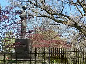 Monument à Lessia Oukraïnka par le sculpteur Mykailo Chereshniovsky érigé en 1975 à High Park, à Toronto, Canada. Il porte l'inscription " Хто визволиться сам, той буде вільний, хто визволить кого, в неволю візьме" (« Il sera libre celui qui s’est libéré soi-même, mais restera captif celui libéré par d’autres »).