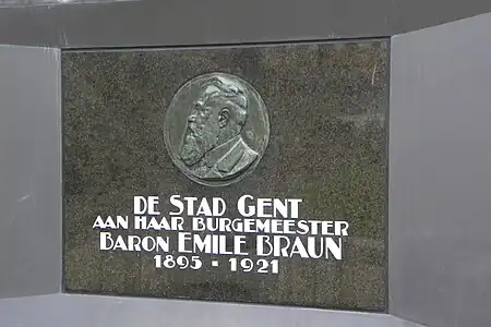 La plaque commémorative isolée en 2013.