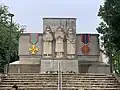 Sur le monument aux morts d'Oyonnax (2e&nbsp;médaille à d.).