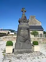Le monument aux morts de Locunolé.