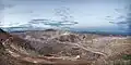 L'un des puits actifs de la mine de Morenci. Les strates horizontales sont les fronts de taille. Les terrils sont de la roche lessivée.