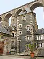 Polylithisme originel exacerbé de la maison et polylithisme désordonné discret du viaduc de Morlaix.