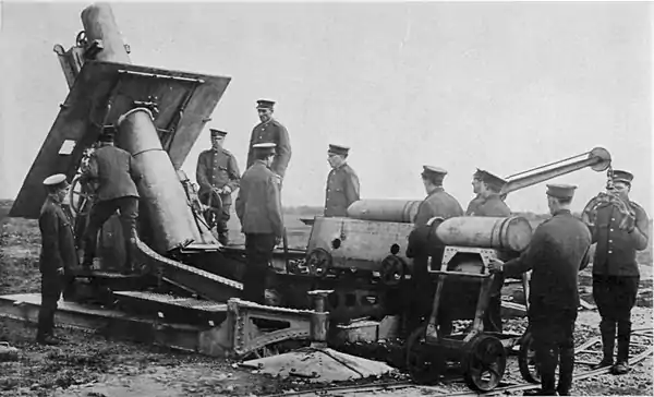 Servants du mortier Schneider de 280 mm aux postes de tir. Voir détail ci-dessous.