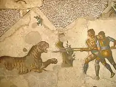 Mosaïque du Ve siècle représentant un tigre en prise avec deux piquiers.