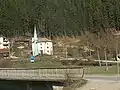 La mosquée de Černa Mesta vue depuis le train