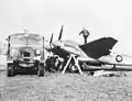 De Havilland Mosquito B.IV (immat. DK336) du Nr 105 Squadron RAF en cours de préparation pour son raid sur Eindhoven (Operation Oyster&nbsp;(en), le 6 décembre 1942).