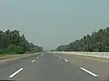 Piste d'atterrissage sur l'autoroute M-2 (en) du Pakistan avec des terre-pleins amovibles.