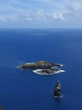 Motu Iti entre Motu Nui, la plus large, et le pic de Motu Kao Kao. Photographie prise en janvier 2004, depuis Orongo sur le volcan du Rano Kau, à environ 300 mètres (1000 pi) au dessus du niveau de la mer.