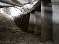 Escalier d'accès au premier étage vu du dessus, constitué de planches mises en forme sur l’arbre.