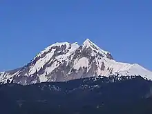 Vue du mont Garibaldi depuis Squamish avec le pic Atwell à droite.