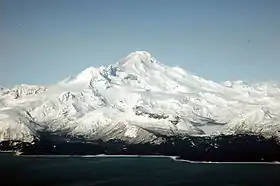 Vue du mont Iliamna depuis l'est.