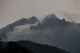 Vue du mont Stanley, avec le pic Alexandra à gauche et le pic Marguerite à droite, depuis le refuge John Matte à 3 414 mètres d'altitude.