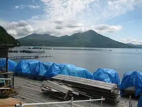 Vue du mont Tarumae depuis les rives du lac Shikotsu.