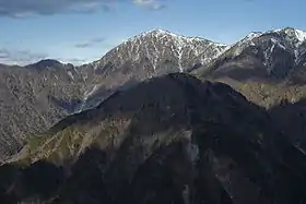 Vue du mont Hiru depuis la crête de Nabewari.