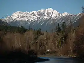 Vue du mont Constance avec la Dosewallips River au premier plan.