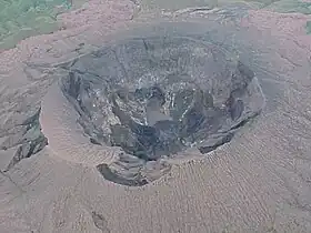 Vue aérienne du Malupang Magiwe, le cratère actif du Dukono.