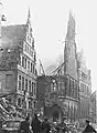 Le bâtiment détruit par les bombardements, octobre 1944, photographié juste avant que le pignon s'effondre vers l'avant.