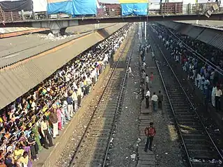 Gare de Borivali (en), dans la banlieue de Mumbai : les quais 3 et 4 à l'heure de pointe (de 8 à 9 h du matin).