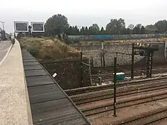 Un flanc de mur de l'ancienne enceinte de Thiers longeant les voies ferrées sortant de la gare de Lyon et de la gare de Paris-Bercy, à proximité de la porte de Charenton.