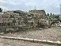 Mur de soutènement de l'abbaye reconstitué en 2023.
