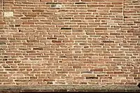 Mur de briques foraines mêlant briques entières et briques cassées (XIXe siècle).