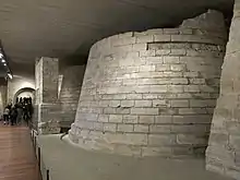 Des restes des bases médiévales peuvent encore être vus dans le sous-sol du musée.