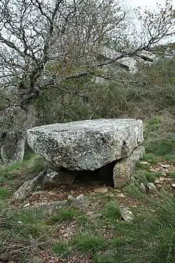 La photo couleur montre une grosse dalle de granite plate reposant sur deux autres plus petites.