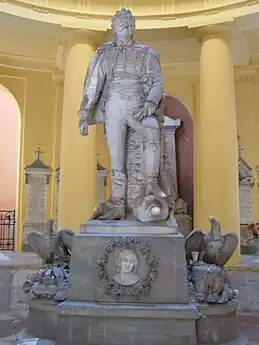 Tombe de la famille Murat, statue du roi Joachim Murat avec le portrait de sa fille Laetizia sur le socle, Vincenzo Vela.