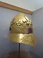 Reproduction du casque du roi Charles VI de France offerte par le président du Grand Louvre de Paris Pierre-Yves Ligen.