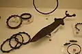 Poignard de fer de Soumont-Saint-Quentin (fin VIe-début Ve&nbsp;siècle) et bracelets ou anneaux de cheville à décor de godrons en alliage de cuivre.