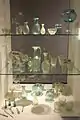 Vitrine de verres gallo-romains découverts à Lisieux et Frénouville.