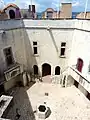 Vue sur la cour intérieure du donjon-musée.