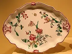 Plat oblong à décor floral