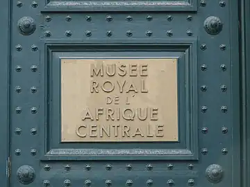 Plaque sur le portail indiquant le nom du musée.