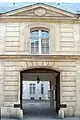 No&nbsp;8 : entrée de l'hôtel de Donon.