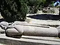 Grande statue allongée avec une épée.