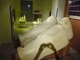 Sarcophages anthropomorphes phéniciens de Cadix, Ve siècle ; qui n'ont de comparaison qu'avec ceux trouvés à Palerme (Sicile). Il n'est pas établi s'il s'agit de l'œuvre d'un atelier local ou d'une importation de la Méditerranée centrale ou orientale.