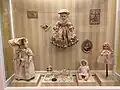 Collection de poupées de porcelaine.