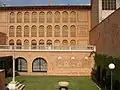 Facade décorée de scènes viticoles au musée de la vie rurale.